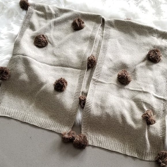 Pom Pom Wrap - Picture 4 of 4